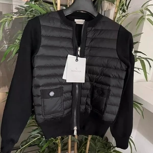 Moncler cardigan - Säljer denna sjukt snygga moncler cardigan! Köptes här på Plick men den satt tyvärr inte som jag ville:/ Jackan är verkligen helt i nyskick och inte ett enda tecken på användning💕 hon jag köpte den av sa att hon köpte den i moncler butiken i Stockholm men hon kunde tyvärr inte garantera äkthet då lapparna var avklippta och hon hade tappat bort kvittot! Däremot tycker jag verkligen jackan ser äkta ut så tvivlar inte på det❤️❤️