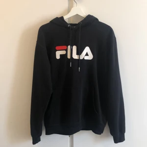 Fila hoodie  - Skön och snygg fila tröja i bra skick. Storlek S. Skicka gärna ett meddelande vid intresse eller frågor☺️