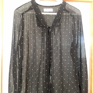 Skjorta/Blus strl M Vero Moda - Skjorta/Blus från Vero Moda i strl M. I tunn genomskinlig material, mörkblå med vita prickar. Sparsamt använd. 