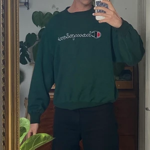 Champion sweater strl M - Grön champion-tröja som passar för S-L beroende på hur du vill att den ska sitta! Bra kvalitet! 