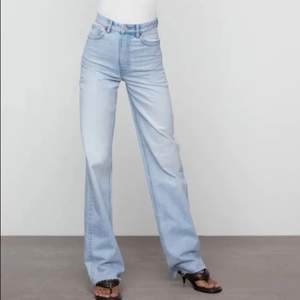Ljusblåa högmidjade wide jeans från zara i strl 36. Säljes pga de ej kommer till användning.
