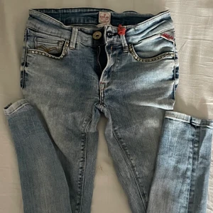 Lågmidjade replay jeans strl 24/30 (XXS) - Skit snygga jeans! Sitter som en smäck men är för små för mig. Riktigt bra skick! 