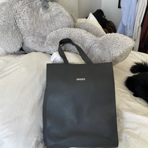 Axel Arigato väska  - Super fin väska från Axel arigato! Mke bra skick 