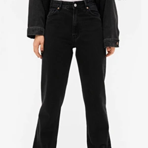 Jeans - Straight jeans från Monki i modellen ”taiki”.  Bra skick 💗