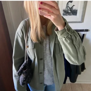 Allvädersjacka - grön  - Jättefin grön tunn och trendig jacka som passar perfekt till våren och sena sommarkvällar. Använd Max 2 gånger. Passar perfekt för både brunetter och blondiner som har Stockholmsstil❤️ storlek 164 men känns som en S/M ! FÖRST TILL KVARN