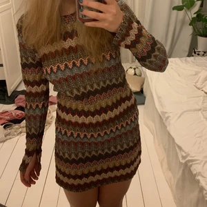 Missoniklänning strl S - Missoni inspirerad klänning i storlek S. Slitsar vid ärmarna och på sidorna. Så fina färger och superfint skick! 💕