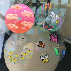 Målade cd-skivor  - Jättesöta målade cd-skivor som går att ha som prydnad, sätta upp på väggen etc. Säljer helst alla 4 tillsammans🌸💗