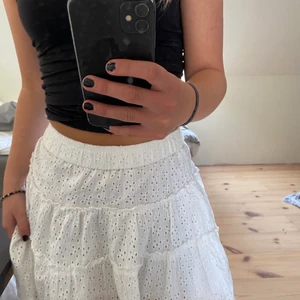 Kjol - Säljer min vita jättefina kjol ifrån Pull and bear💕