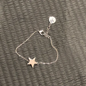 Edblad armband  - Ett mycket fint armband i sterling stål från Edblad. I ett väldigt bra skick!! Går att justera armbandets storlek. Köpare står för frakt.