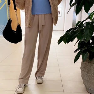 Zara kostymbyxor  - Jätte fina beige färgade kostymbyxor från Zara. Bara använt en gång!