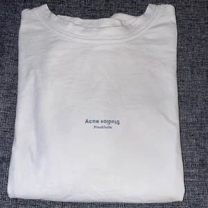 Acne Studios T-shirt - Acne Studios tshirt i nyskick. Storlek XS (oversize så sitter som S/M). 100% äkta köpt på NK i göteborg. Nypris 1900kr. Köparen betalar frakt.