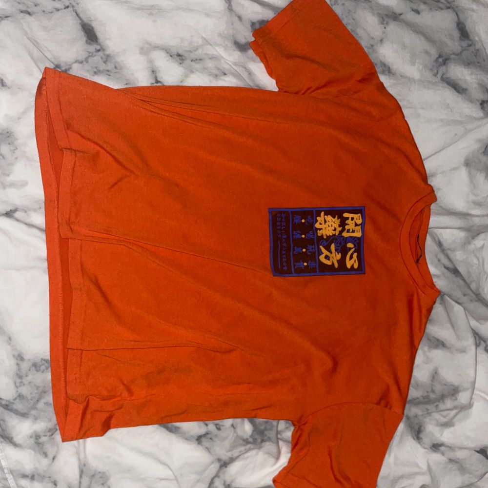 Snygg orange YK2 tröja, knappt använd så säljs av det skälet💕. Skjortor.
