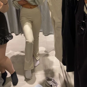 Begie skinn byxor  - Säljer mina begie skinn byxor som är från hm dom är i helt nytt skick då jag bara använt dom 2 gånger. Slitt på ena benet längst nere. Säljer pga dom har blivit för små. Köparen står för frakten! Jag anvaear inre för postens slarv!!