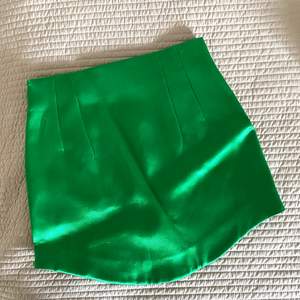 Superfin kjol i den finaste gröna färgen, den är aldrig använd. Storlek XS men skulle även passa en S. Superfint material i siden, köpt från zara förra året för 360kr