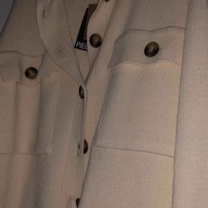 Kofta - En jätte mjuk och skön material, jätte bra till höst och sommarkvällar även vår. Helt ny utan användning. Skriv för flera bilder.