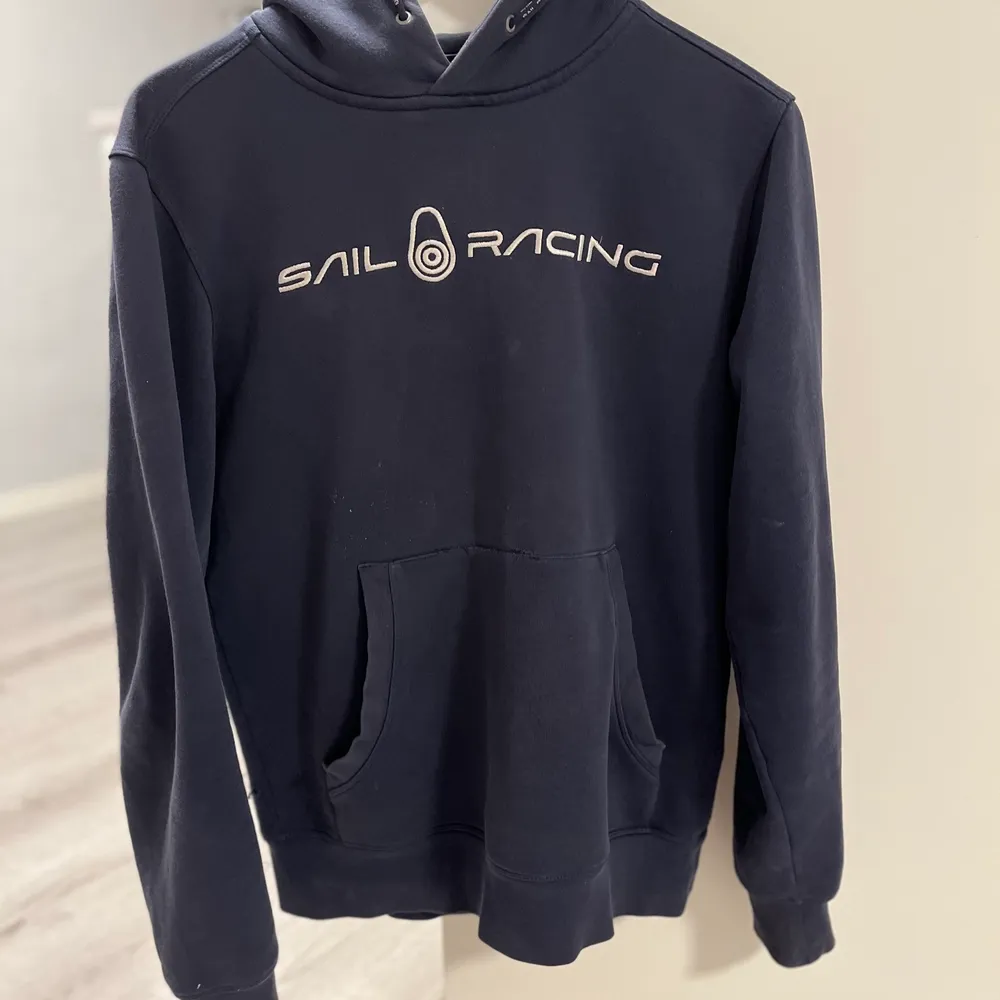 SAIl racing hoodie, använd men i gott skick! Size S. Hoodies.