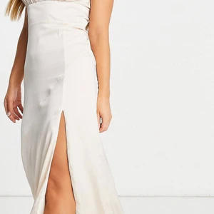 Balklänning - Säljer denna fina balklänning då jag hittat en annan som jag ska ha🥰🥰. Den är endast testat med lapparna kvar. På lappen står det storlek 40 men jag skulle säga att den är lite mindre i storleken😍. Superfin och enkel, på bilden ser den vit ut, men den är väldigt ljusrosa i verkligheten.💞💞