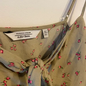 Blommig sommarklänning &OtherStories - Underbar blommig sommarklänning från & Other Stories🌸 Storlek S men skulle säga att den även passar XS.