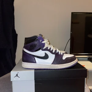 Jordan 1 High court purple - Jordan 1 High court purple storlek 42,5. Skick 6/10?   Pris 1300