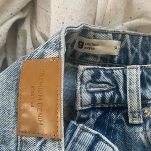 Gina tricot jeans - Superfina ljusblåa jeans från gina Premium denim. Dom är högmidjade och sitter perfekt på mig som är ca 167. väldigt små slitage på fickorna men knappt synligt. Köparen står för frakten💓