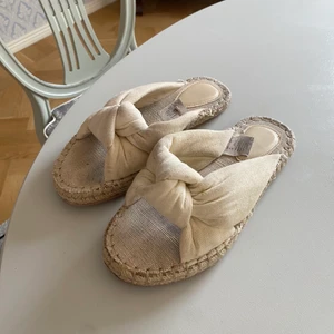 Sommarskor - Säljer mina svinsnygga utomhustofflor som inte kommer till användning, köpte de förra sommaren på hm så de finns inte att köpa längre. (De har blivit lite ”sotiga” då jag använde de på stranden förra sommaren, därför kommer jag att tvätta dem i tvättmaskin innan jag skickar dem). De kommer se ut som nya när du får hem dem🤍🪩🌞💖