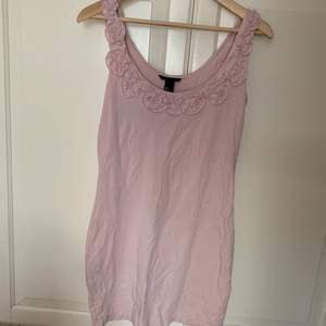 Jättesöt klänning från H&M med detaljer i urringningen 🌸 mycket bra skick, fin rosa färg 🌸