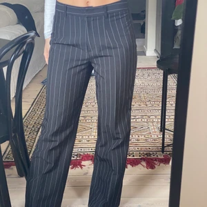 Kostymbyxor  - Randiga kostymbyxor i perfekt skick! Säljer tillsammans med kavaj i ett annat inlägg, men går bra att köpa antingen bara byxor eller bara kavaj🫶