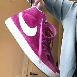 Rosa Nike skor - Superfina rosa Nike skor i storlek 39! Säljer för 200kr 👌🏻 frakt tillkommer 🎉