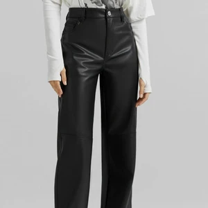 Skinnbyxor Bershka - Använda en gång pga för korta. Strl 40. Nypris 299:-