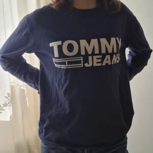 Säljer denna fina marinblåa stickade Tommy tröjan på grund av att den tyvärr inte kommer till användning längre. Köparen står för frakt, kan annars mötas upp i Stockholm!❤😝⚡