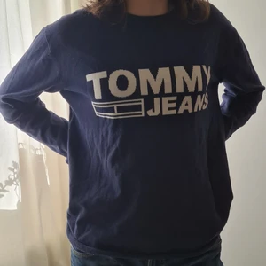 Tommy jeans stickad tröja  - Säljer denna fina marinblåa stickade Tommy tröjan på grund av att den tyvärr inte kommer till användning längre. Köparen står för frakt, kan annars mötas upp i Stockholm!❤😝⚡