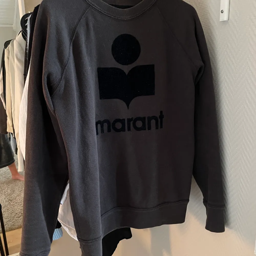 Säljer nu min superfina Isabel Marant tröja! Den är i storlek 36 och nypris är 2800kr . Tröjor & Koftor.