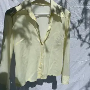 Jättefin ljusgul skjorta köpt på second hand💛 oklart vilken storlek det är, jag skulle tro att det är en S/M. köparen står för frakt🌷