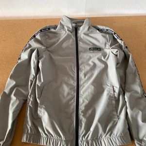 Ellesse grå dress zip up - Perfekt skick utan fläckar i storlek xs