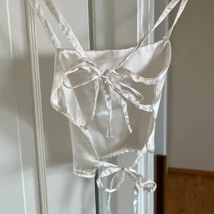 Vit topp - Så söt topp med så fin snörning i ryggen🤍 