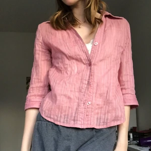 Skjorta - Säljer denna söta rosa skjorta som är perfekt till sommaren💕