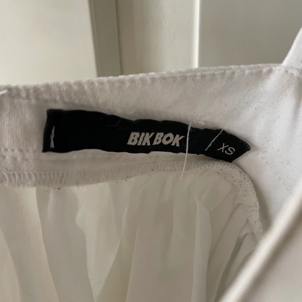 Super fint och populärt linne från BikBok i storlek XS, passar perfekt till sommaren 💘💖💓💞 Det är lite krångel med dragkedjan på sidan, men den går att få upp om man försöker! 175kr + Frakt eller högsta bud!. Toppar.
