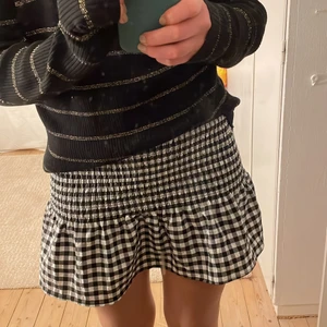 Rutig kjol - Supersöt rutig kjol i S men stretchig och passar XS🤍🖤