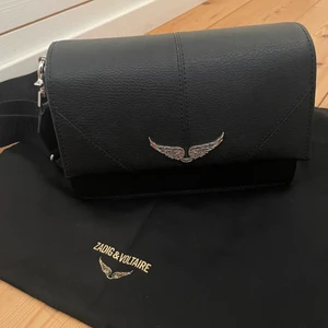 Zadig & Voltaire väska - Säljer min älskade zadig & Voltaire väska, i princip ny och knappt använd. Säljer för den kommer inte till användning längre. Äkthetsbevis finns. Superfin och i nyskick, nypris 4000kr.❤️‍🔥