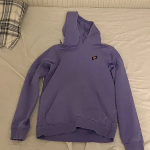 Dickies hoodie XS - Lila dickies hoodie har tyvärr blivit för liten för! Bra skick och matchar bra med svarta jeans!