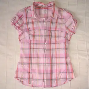 Rosa kortärmad skjorta i 100% bomull. Sparsamt använd. Storlek 34. Säljer en liknande skjorta i blått också.