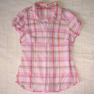 Rosa kortärmad skjorta i 100% bomull. Sparsamt använd. Storlek 34. Säljer också en liknande skjorta i blått.