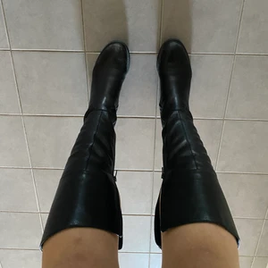 Boots - Jättefina boots, strlk 37 1/2 passar mig som har 38. För små för mig runt vaderna🥰 Tecken på användning finns på framsidan som man ser på sista bilden, men inget man lägger märke till