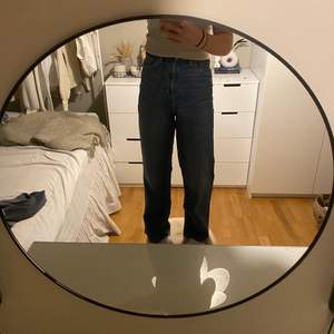 ett par mörkblåa jeans från h&m som knappt är använda, de är i storlek 158 men passar mig som vanligtvis har XXS, Xs, 32 eller 34 i byxor💕