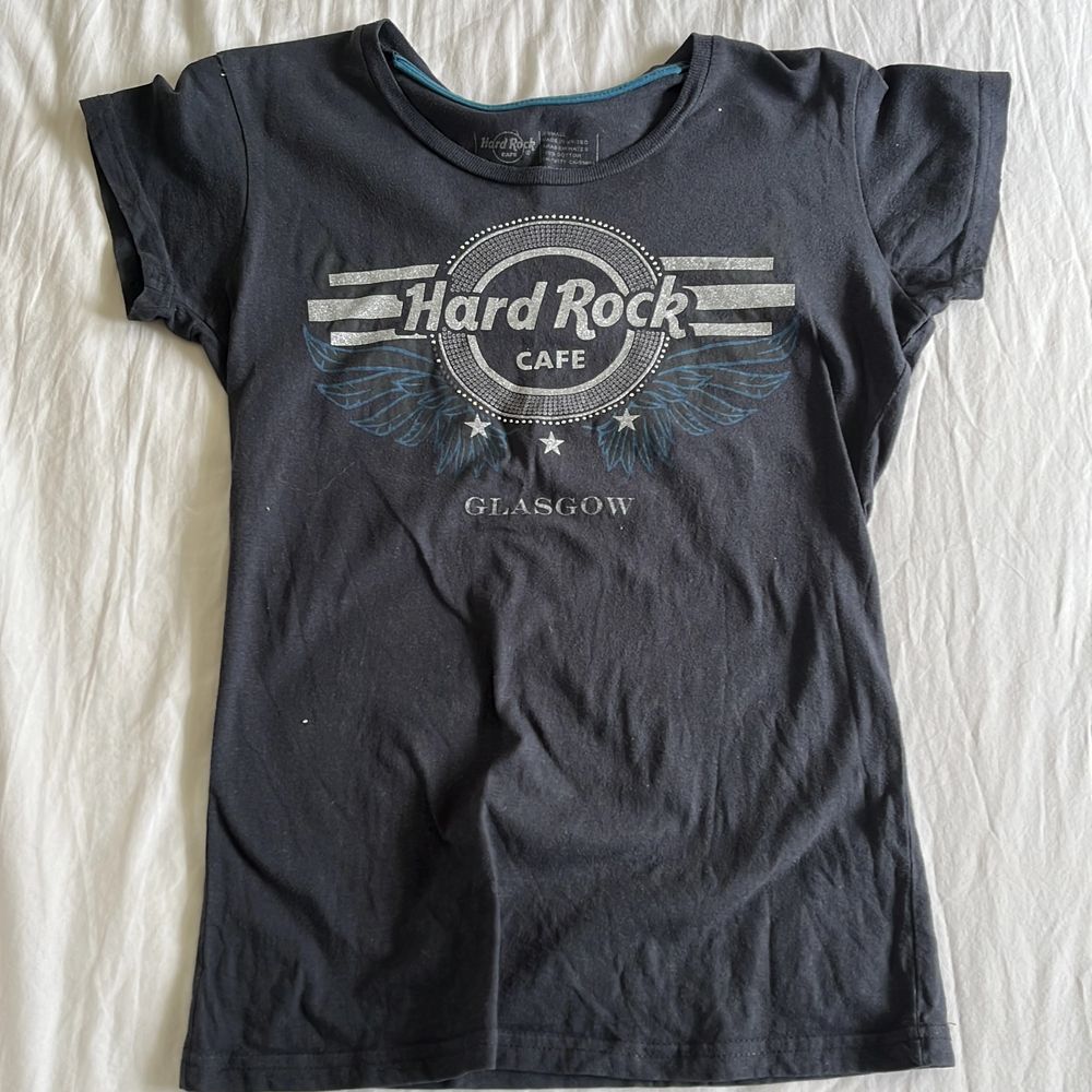 Superfin hard rock cafe tröja från Glasgow! Ett tryck med hard rock cafe text och ängelvingar:) Storlek small, passar nog XXS-M 🥰. T-shirts.