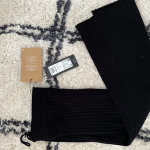 Kjol med slits🖤 - Helt oanvänd svart kjol med snygg slits på sidan🖤