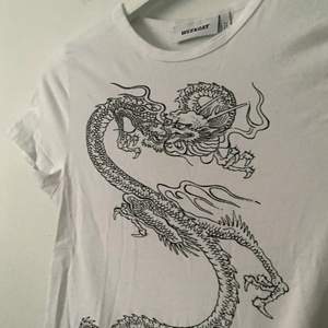 Säljer denna fina t-shirten från Weekday💕              Den passar bra med allt möjligt och har inga defekter. Skriv för intresse eller frågor 💕💕
