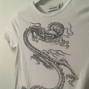 Säljer denna fina t-shirten från Weekday💕              Den passar bra med allt möjligt och har inga defekter. Skriv för intresse eller frågor 💕💕