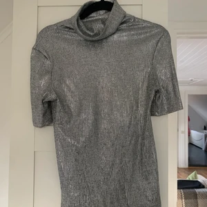 Glittrig topp  - Supersnygg glittrig topp i silver med polokrage! Vet tyvärr inte vart den är ifrån! Det lossnar lite silver från den ibland men det syns ingenting på tröjan att det lossnar, kan tänka mig att det slutar lossna efter en tvätt! Annars är den i toppenskick då den är oanvänd 💙