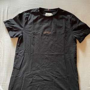 Les Deux t-shirt - Les Deux t-shirt som är använd några gånger men är i topp skick! Priser och annat kan pratas om privat! 